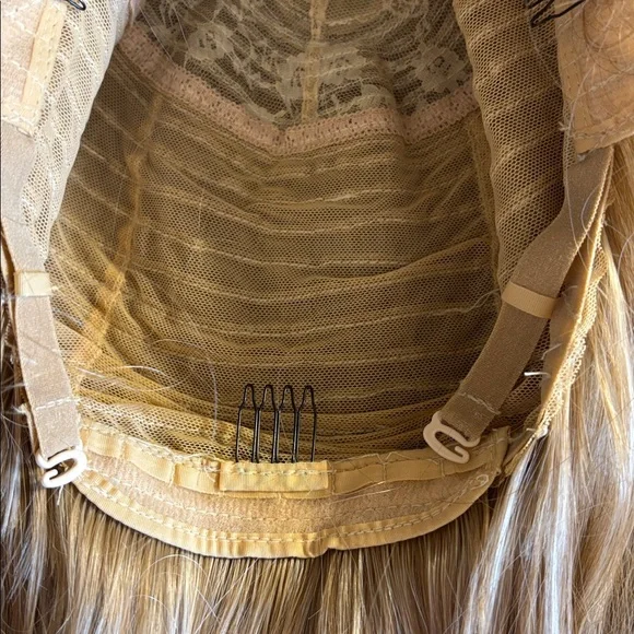 Blonde synthetic wig 28 inch - Picture 7 of 11